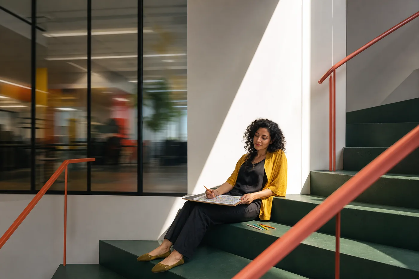 Mujer aprovechando una pausa luminosa en una escalera de oficina